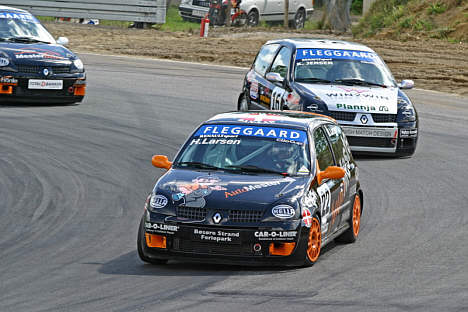 Clio Cup - Henrik Larsen i front skarpt forfulgt af Kasper Kensen og Per Poulsen.
(Foto: John Jensen - DMKA)